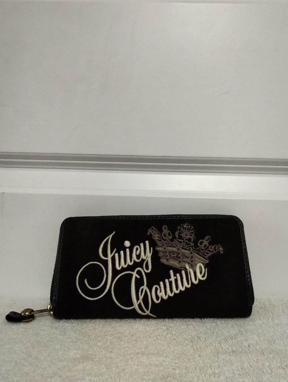 Vintage Juicy Couture Dark Brown Velvet & Gold Embroidered Crown Zippy Wallet